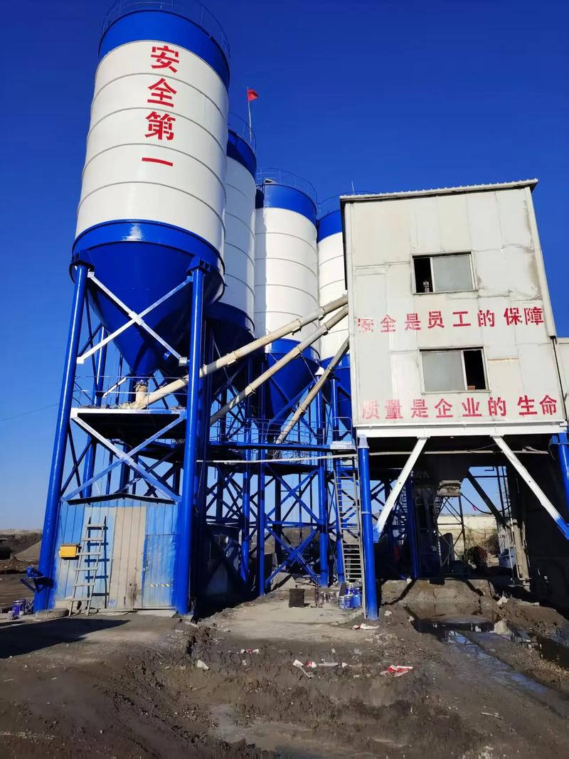雙鴨山眾砼攪拌站 四個300噸水泥罐油漆翻新圓滿完成，助力粉磨水泥綠色發(fā)展